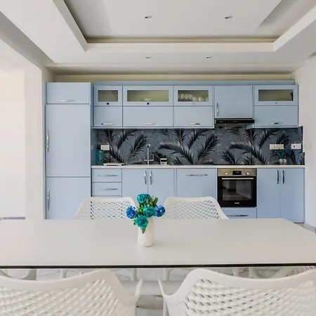 Villa Olymp Royal Palace - Beachfront Luxury Estate
