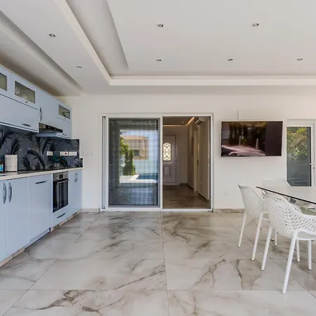 Villa Olymp Royal Palace - Beachfront Luxury Estate *