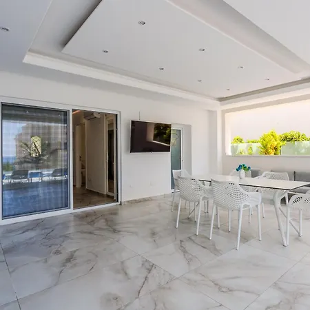 Villa Olymp Royal Palace - Beachfront Luxury Estate Kissonerga