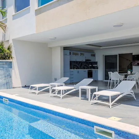 Villa Olymp Royal Palace - Beachfront Luxury Estate