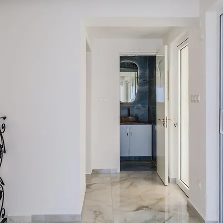 Villa Olymp Royal Palace - Beachfront Luxury Estate